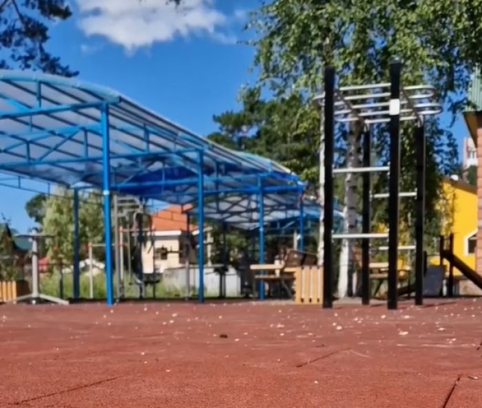 ​В Сургуте появилась новая спортплощадка, где можно поиграть в баскетбол и волейбол