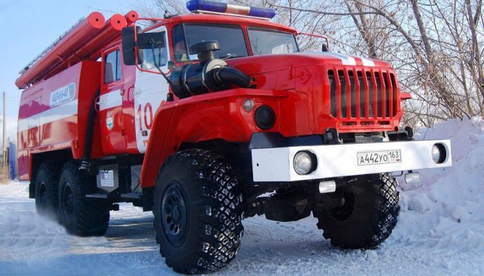 В Сургуте сгорел грузовик дорожной службы – причина пока неизвестна