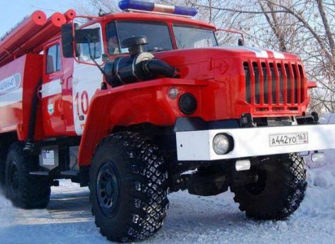 В Сургуте сгорел грузовик дорожной службы – причина пока неизвестна