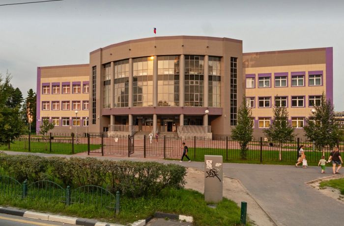 ​Одну из сургутских школ исследуют эксперты из-за трещин в стене