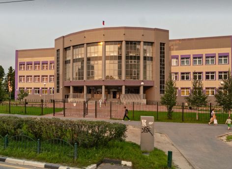 ​Одну из сургутских школ исследуют эксперты из-за трещин в стене