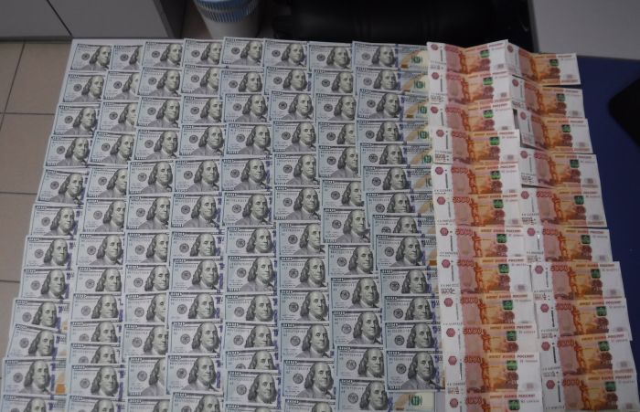 ​В ХМАО задержали пассажиров с иностранной валютой