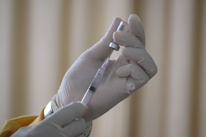 Эксперт ВОЗ рекомендует вводить бустерную вакцину только людям с риском осложнений от ковида