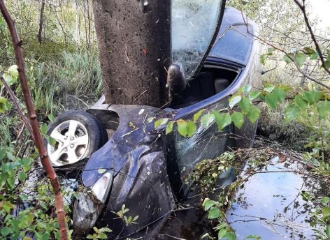 ​В ХМАО автомобиль с девушкой затянуло в болото