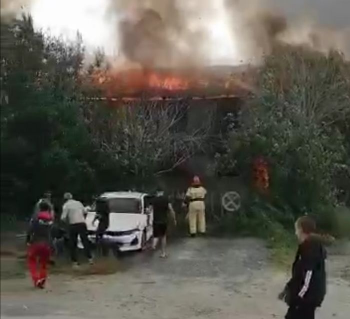 В Сургутском районе горит деревянный дом // ВИДЕО