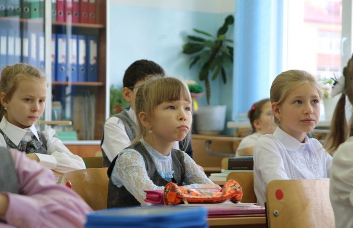 ​Каждый год огромное количество россиян испытывают проблемы со сбором детей в школу – и им никто не помогает