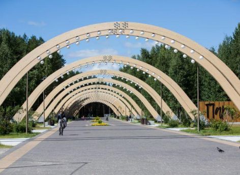 Молодой сургутянин проехал на легковушке по парку «Кедровый Лог» и получил штраф // ВИДЕО