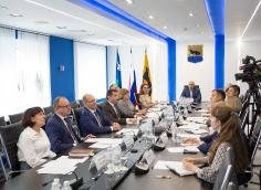 Что происходит с центральным рынком, сколько квартир дадут сиротам, и как выбивают сотни миллионов долгов в Сургуте