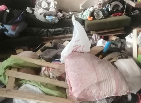 Жителя Нягани выселили из квартиры, которую он превратил в мусорку