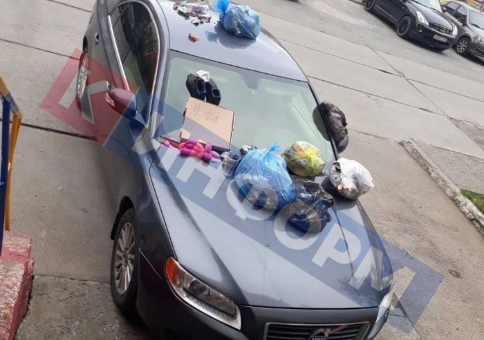 В Сургуте припаркованный рядом с мусоркой автомобиль забросали отходами