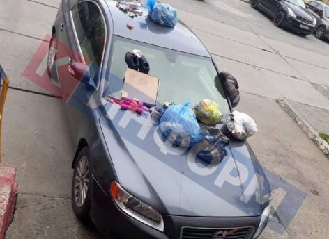 В Сургуте припаркованный рядом с мусоркой автомобиль забросали отходами