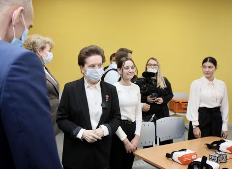 Новую школу в Сургутском районе посетили депутат Госдумы и губернатор Югры