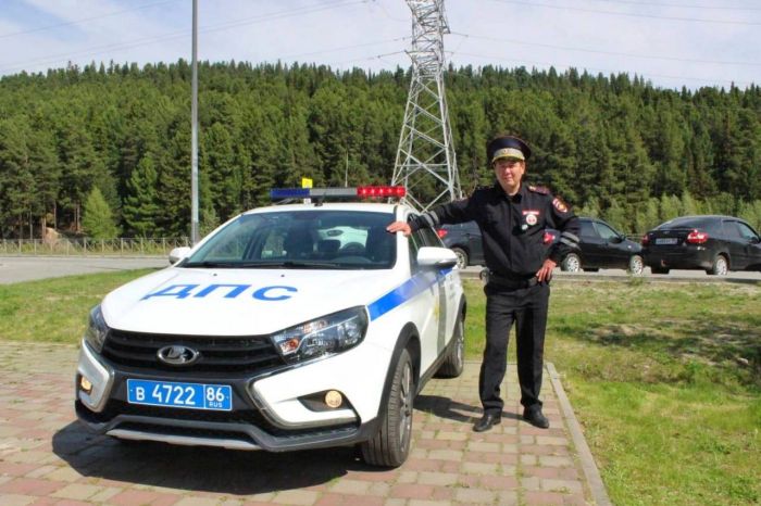​Полицейские Югры оказали помощь человеку на дороге