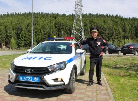 ​Полицейские Югры оказали помощь человеку на дороге