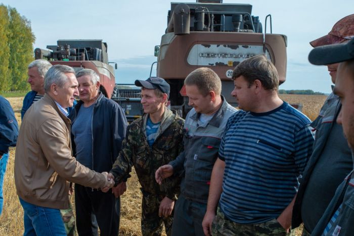​Александр Моор оценил, как идет уборочная в Упоровском районе