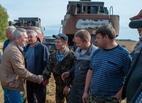 Александр Моор оценил, как идет уборочная в Упоровском районе