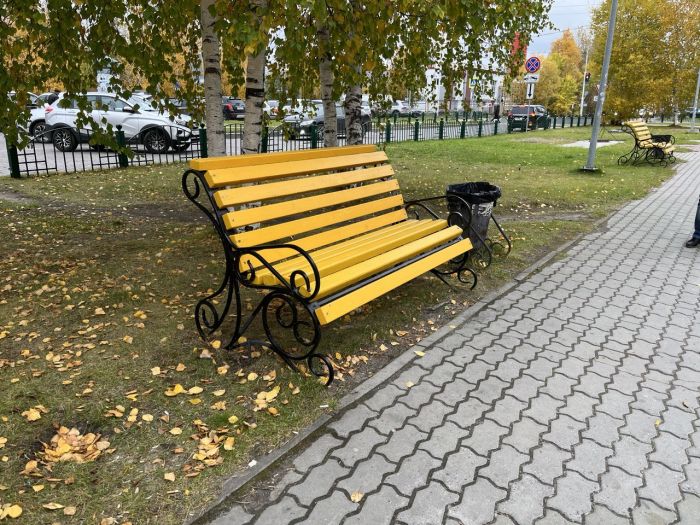 В Сургуте завершаются ремонтные работы по обновлению скамеек и урн