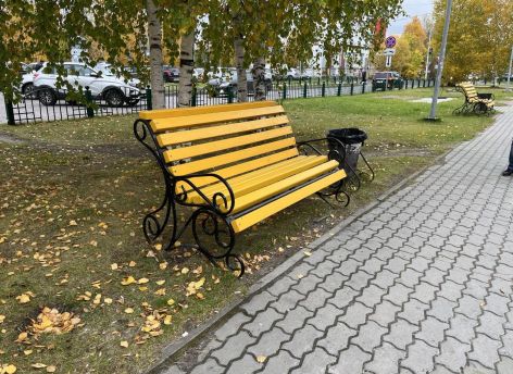 В Сургуте завершаются ремонтные работы по обновлению скамеек и урн