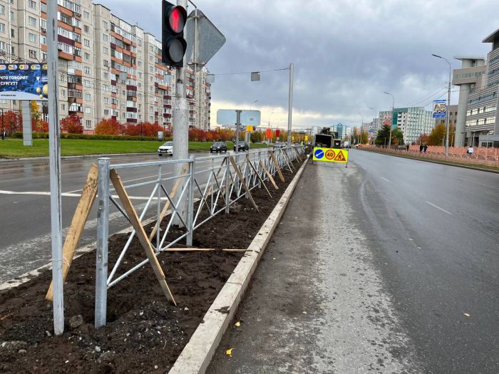 В Сургуте приступили к установке новых ограждений на проспекте Ленина