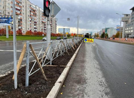 В Сургуте приступили к установке новых ограждений на проспекте Ленина