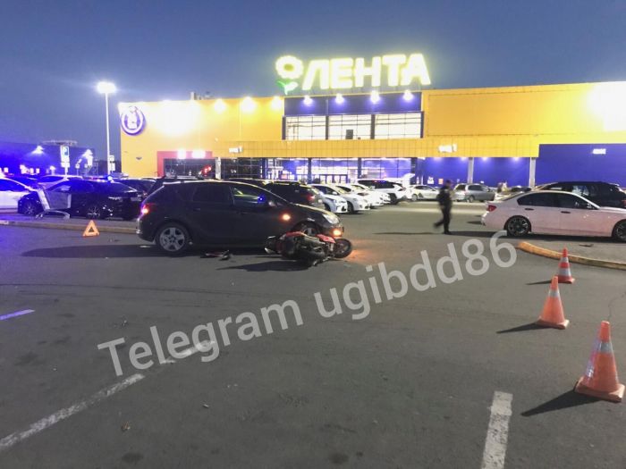 14-летнего мотороллера сбили на парковке «Ленты» в Сургуте