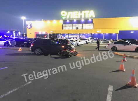 14-летнего мотороллера сбили на парковке «Ленты» в Сургуте