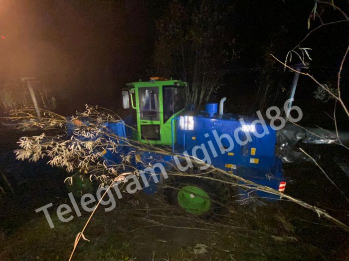 Пьяный водитель погрузчика съехал в кювет в Югре