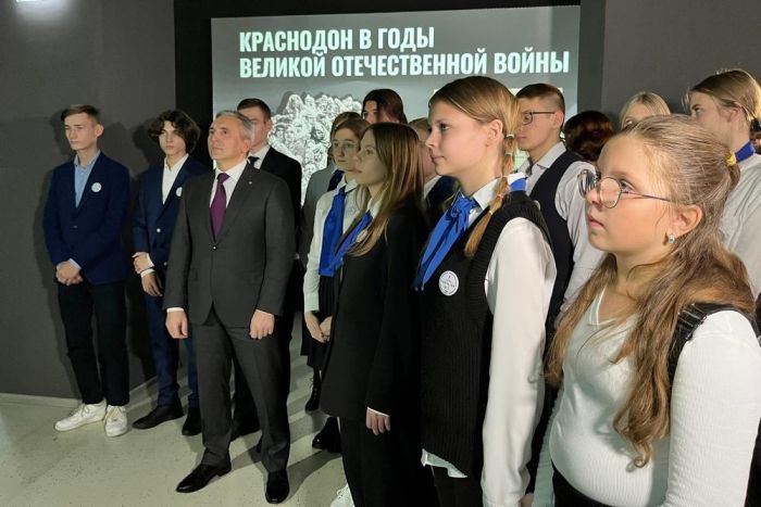 ​Александр Моор посетил выставку «Верности клятве вашей – бессмертие»