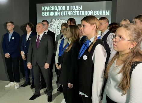 ​Александр Моор посетил выставку «Верности клятве вашей – бессмертие»