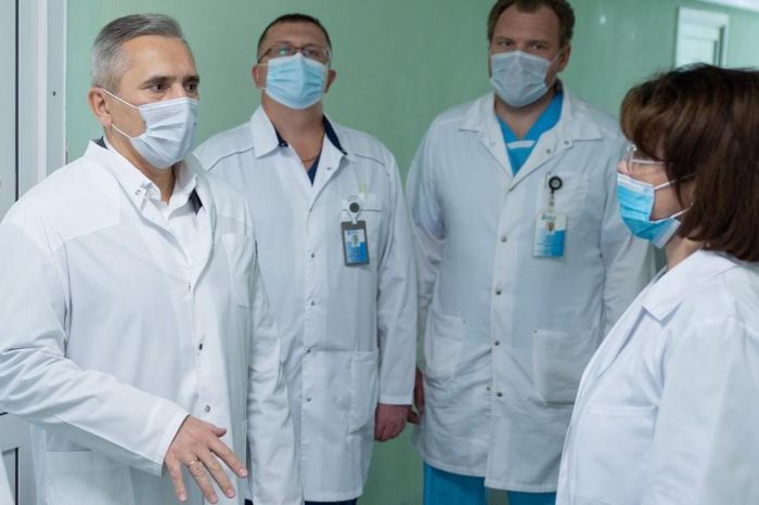 ​Александр Моор оценил реконструкцию областной больницы №2
