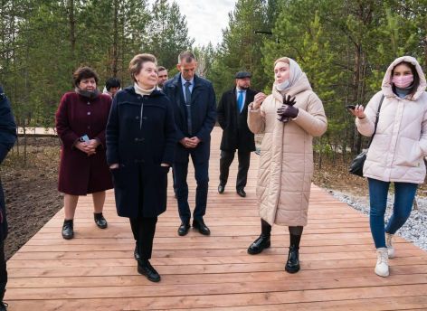 ​Наталья Комарова прошлась по уникальной эко-тропе на «Барсовой Горе»