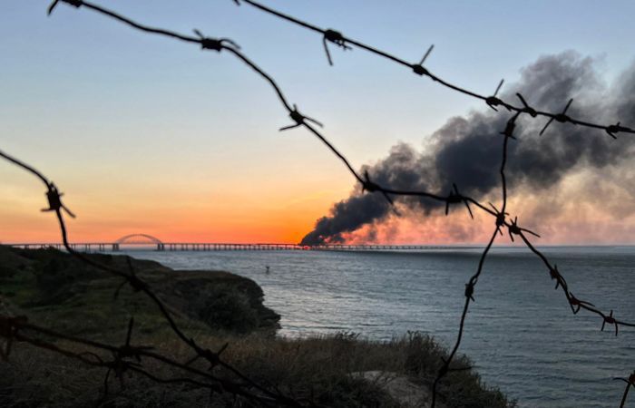 СМИ: на Крымском мосту произошел взрыв