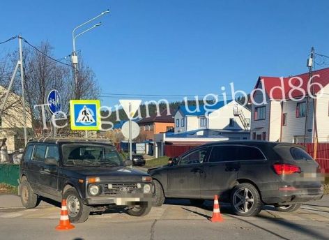 ​В Ханты-Мансийске столкнулись «Нива» и Audi Q7 - пострадал человек
