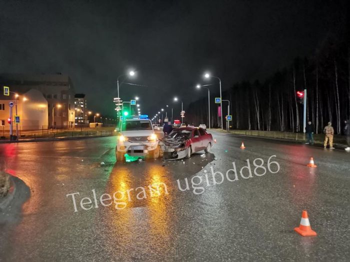 В Нягани легковушка врезалась в полицейский автомобиль - пострадал годовалый ребенок
