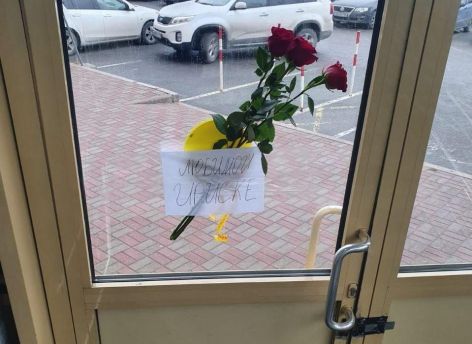 Сургутянин оставил розы пациентке травмбольницы и вызвал улыбку у всех