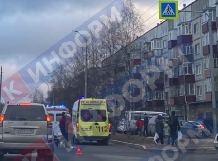 В Сургуте автомобиль сбил женщину с двумя детьми