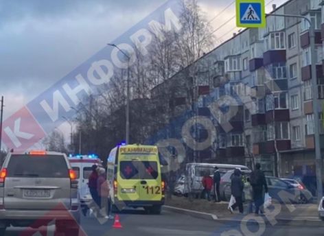 В Сургуте автомобиль сбил женщину с двумя детьми