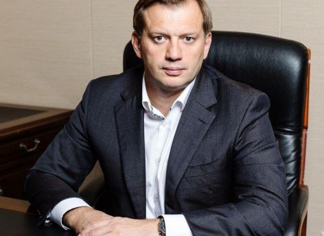 ​Управляющий Югорским отделением Сбербанка Александр Солоп поздравляет коллектив Сургутской окружной клинической больницы