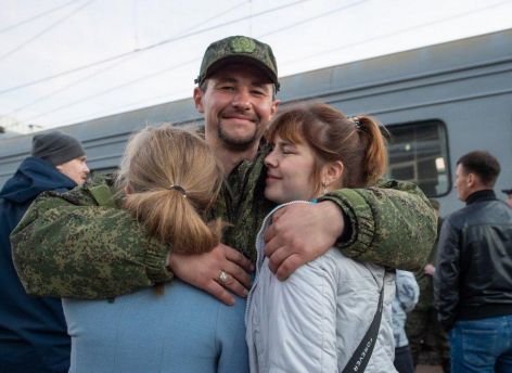 Александр Моор подписал постановление о мерах поддержки семей военнослужащих