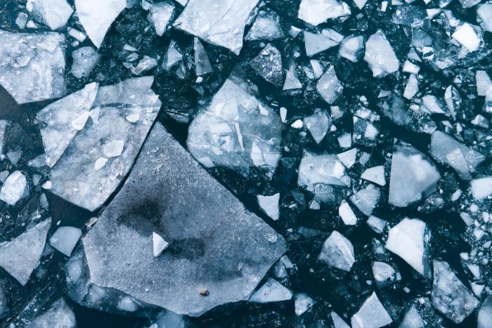 Сургутян просят не выходить на лед до наступления морозов