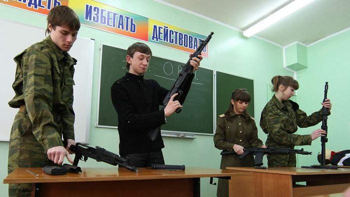 В российских школах введут начальную военную подготовку