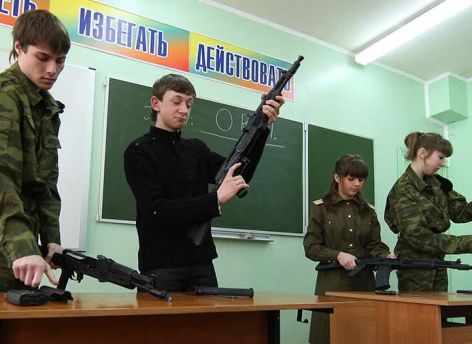 В российских школах введут начальную военную подготовку