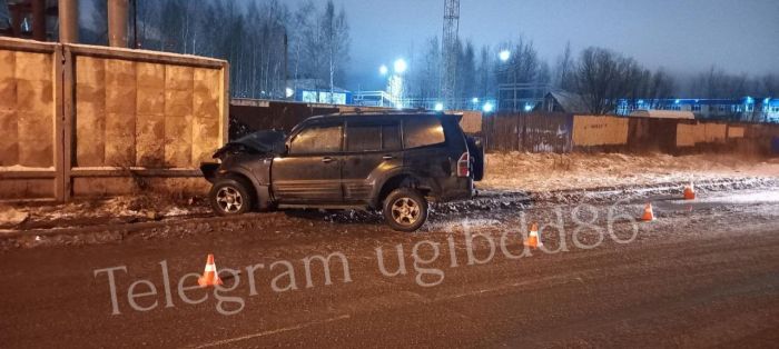 В Сургуте водитель врезался в бетонный забор - пострадали двое