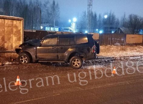 В Сургуте водитель врезался в бетонный забор - пострадали двое