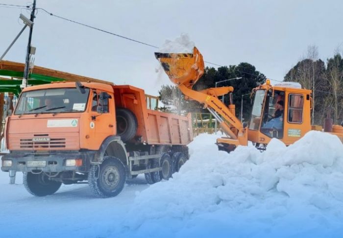 ​На улицы Сургута для борьбы со снегом вывели 182 единицы техники