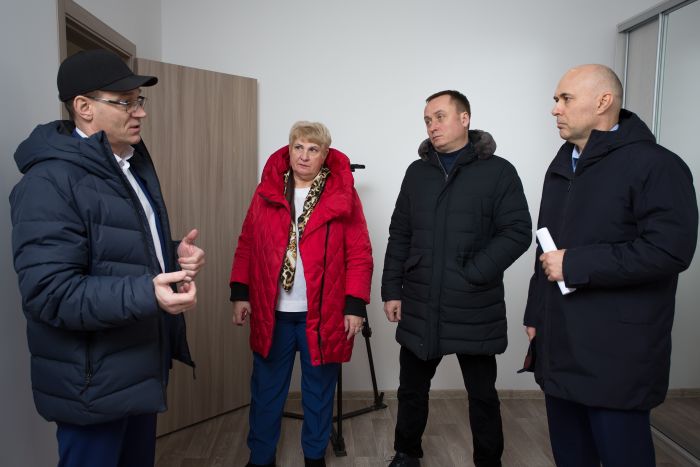 В Сургуте сиротам вручили ключи от новых квартир