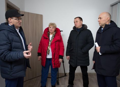 В Сургуте сиротам вручили ключи от новых квартир
