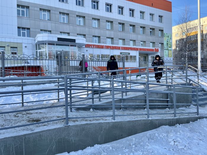 Сургутская поликлиника стала доступнее для людей с ОВЗ