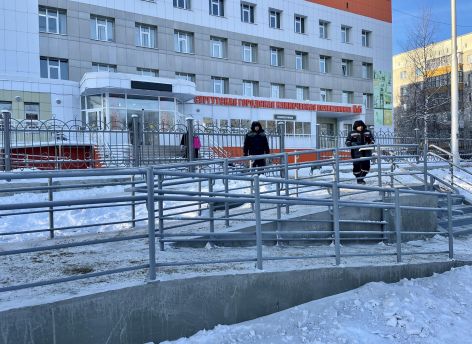 Сургутская поликлиника стала доступнее для людей с ОВЗ