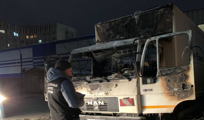 В Сургуте загорелась кабина грузовика: один человек погиб, второй пострадал